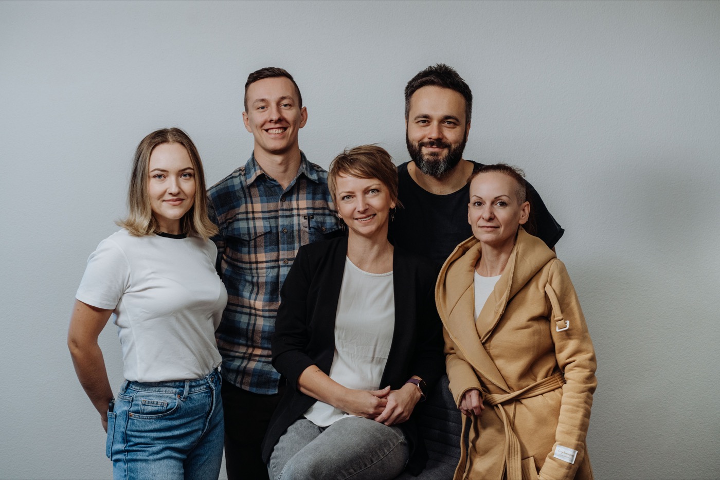 Handymade-Team — fünf Teammitglieder in der Werkstatt