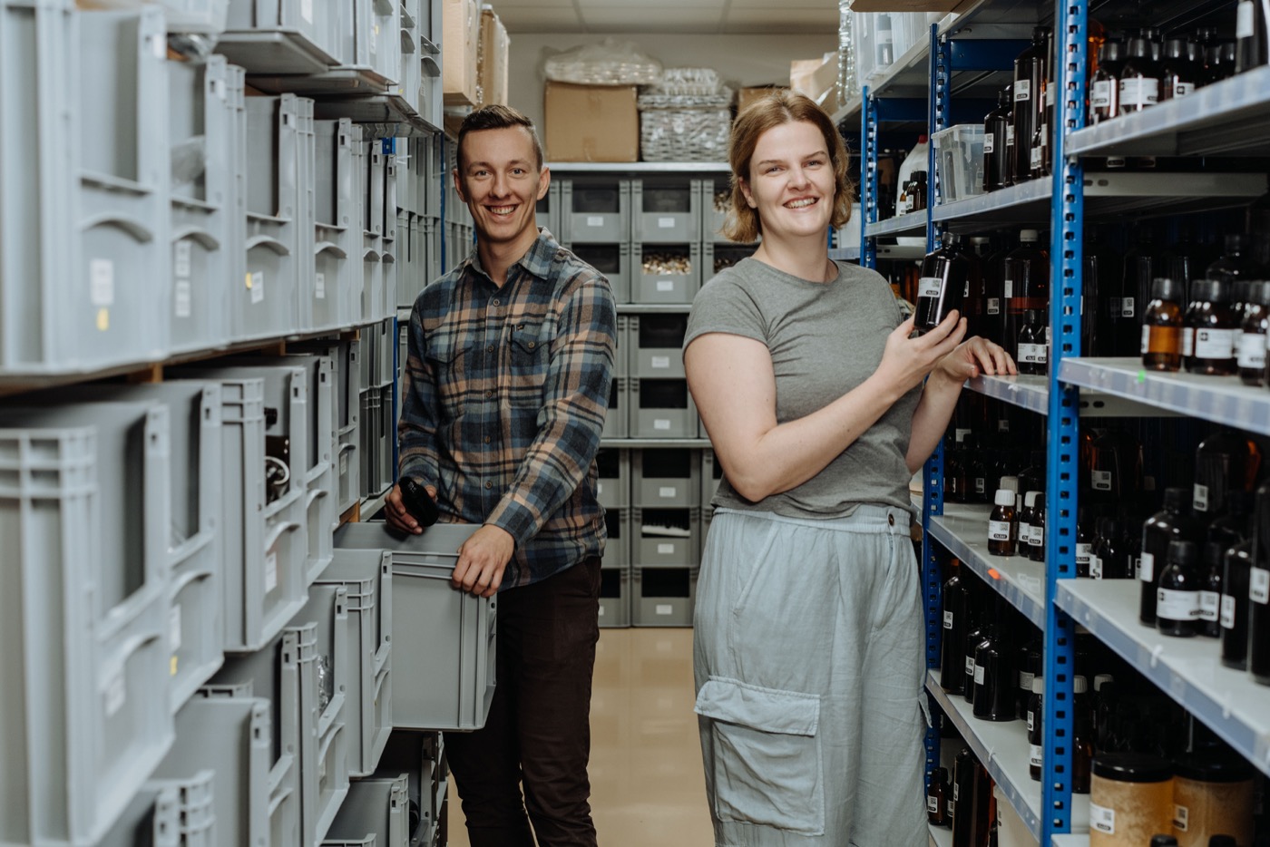 Lager von Handymade — Regale mit Rohstoffen in Fläschchen und Transportkisten