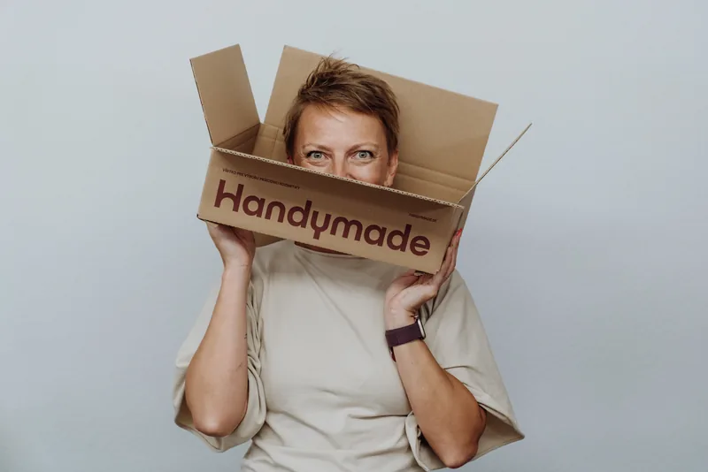 Blick hinter einen geöffneten Karton mit der Aufschrift Handymade