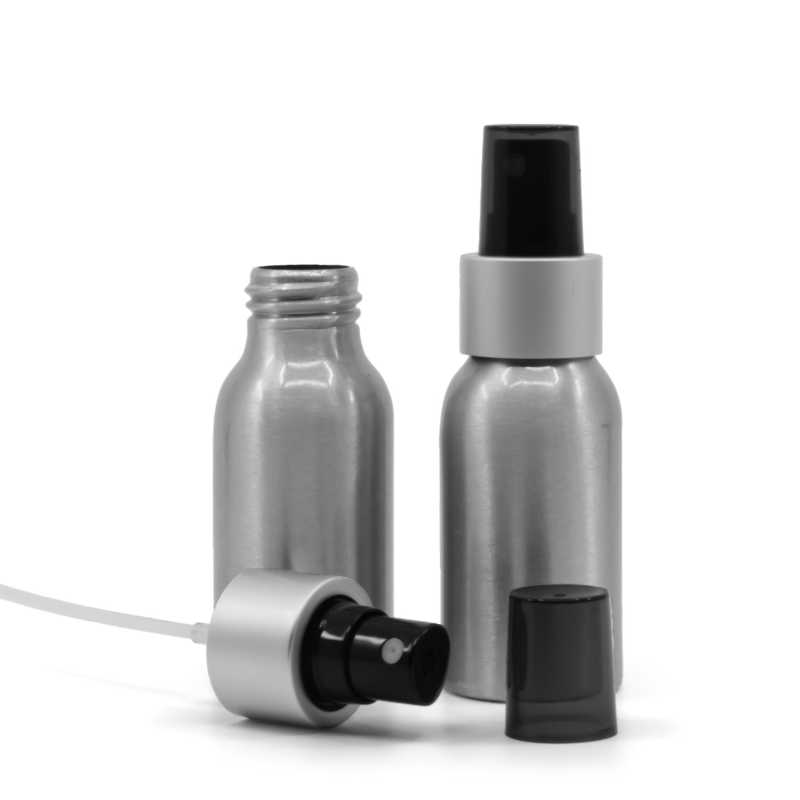 Aluminiumflasche, schwarzer Sprühkopf, matt-silberner Kragen, rauchfarbener Überkappe, 50 ml