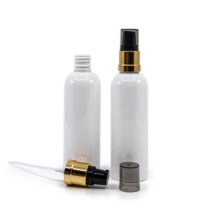 Weiße Kunststofffläschchen, glänzende schwarz-goldene Pumpe mit rauchfarbener Überkappe, 100 ml