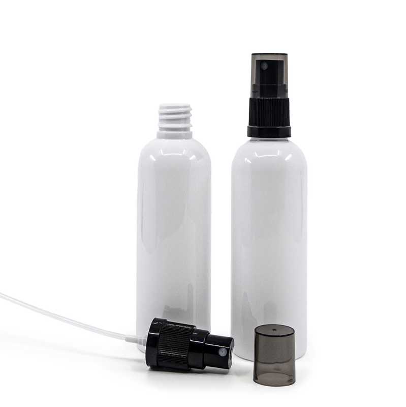 Weiße Kunststoffflasche, schwarzer Sprühzerstäuber, rauchfarbene Überkappe, 100 ml
