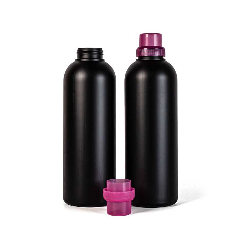 Schwarze Plastikflasche, rosa Kappe, 1 l