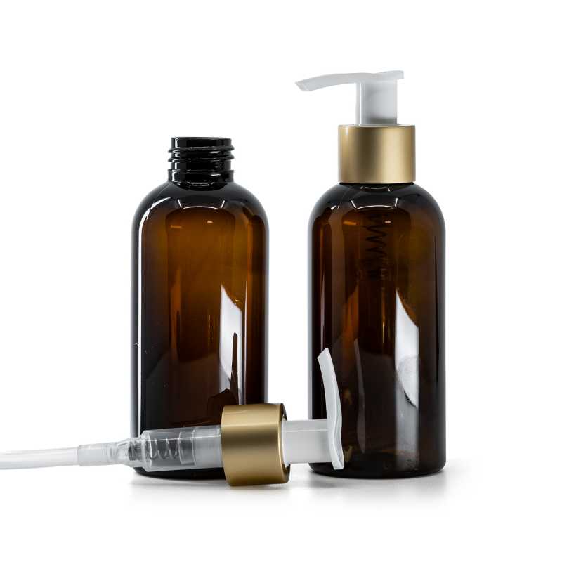Braune Kunststoffflasche mit weißem Lotionpumpspender und mattgoldener Manschette 150 ml