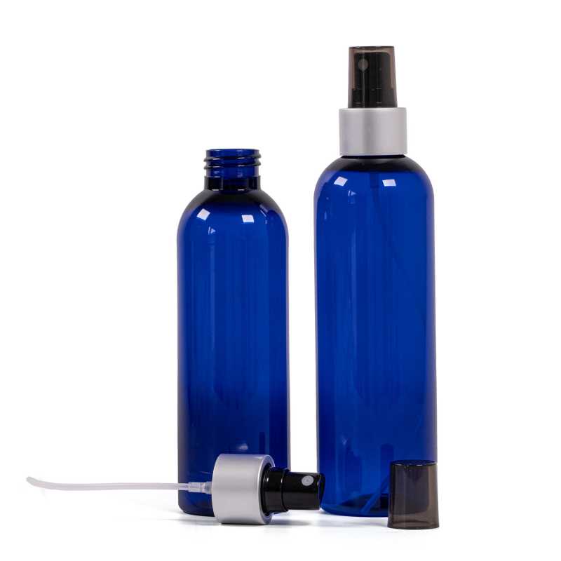 Blaue Kunststoffflasche, schwarzer Sprühkopf, matt-silberner Kragen, rauchfarbener Überkappe, 200 ml