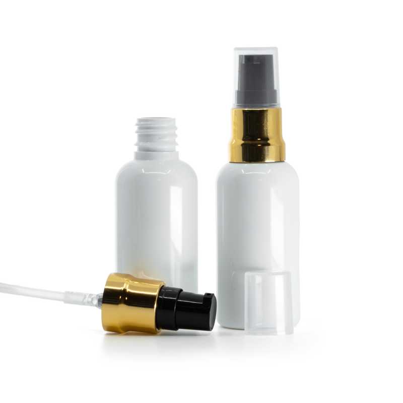 Weiße Kunststoffflasche, glänzende gold-schwarze Pumpe mit klarer Kappe, 50 ml