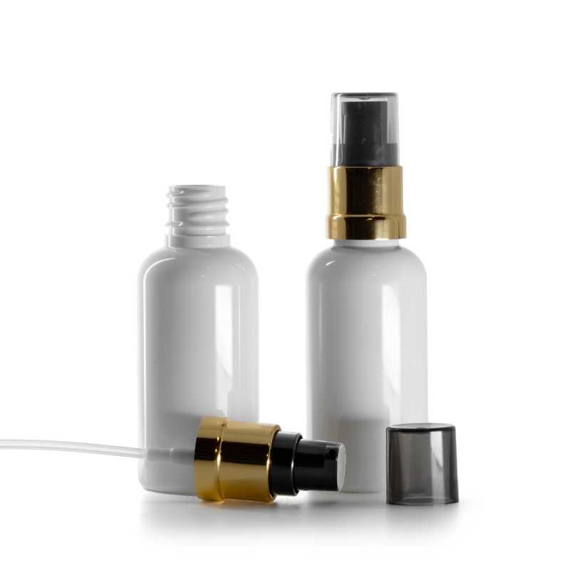Weiße Kunststofffläschchen, schwarz-goldene glänzende Pumpe mit rauchfarbener Überkappe, 50 ml