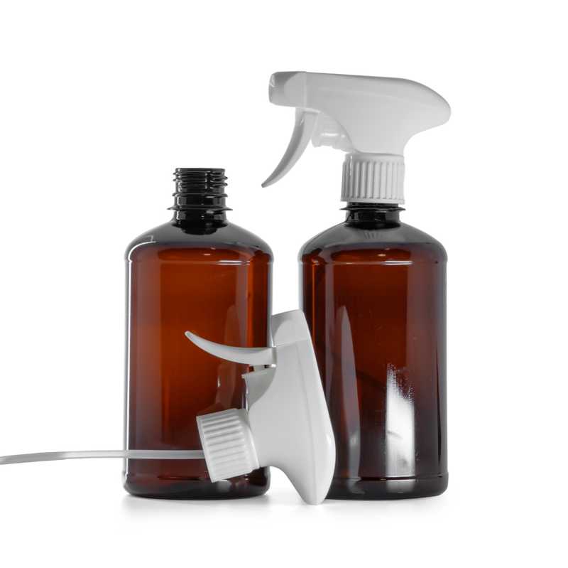Braune Kunststoffflasche mit weißem Trigger-Sprühkopf, 500 ml