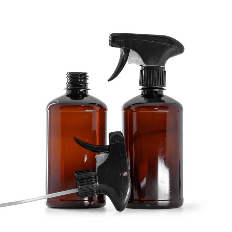 Braune Kunststoffflasche, schwarzer Sprühkopf, 500 ml