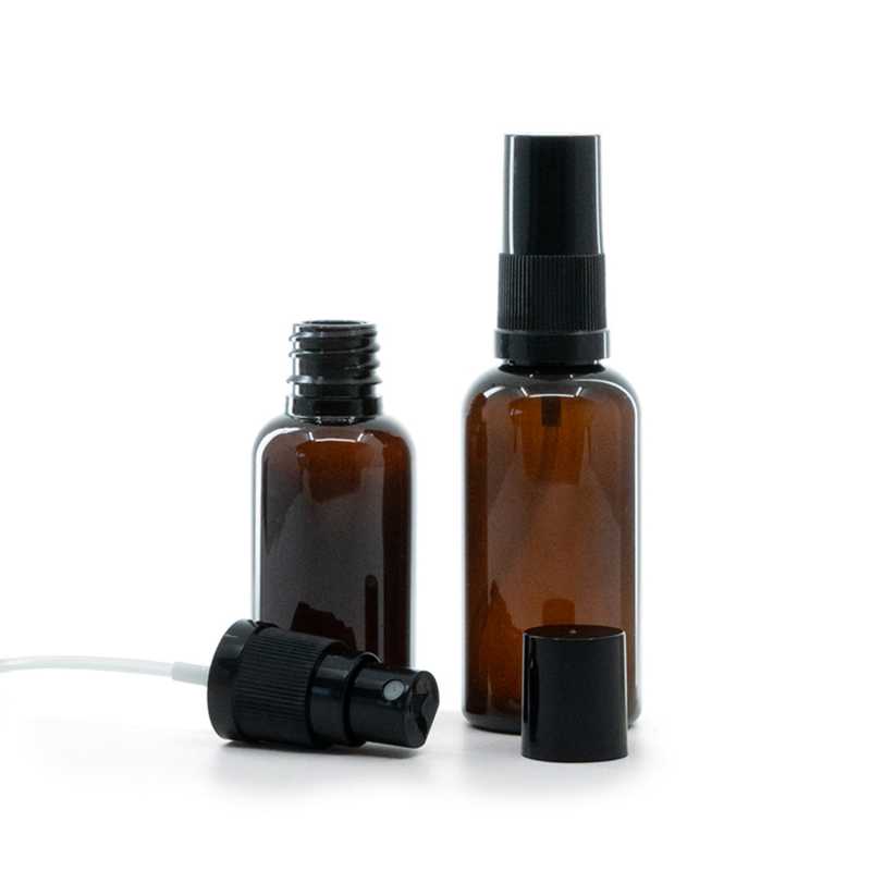 Bernsteinfarbene Kunststoffflasche, schwarzer Feinnebelzerstäuber, schwarzer Überkappe, 30 ml