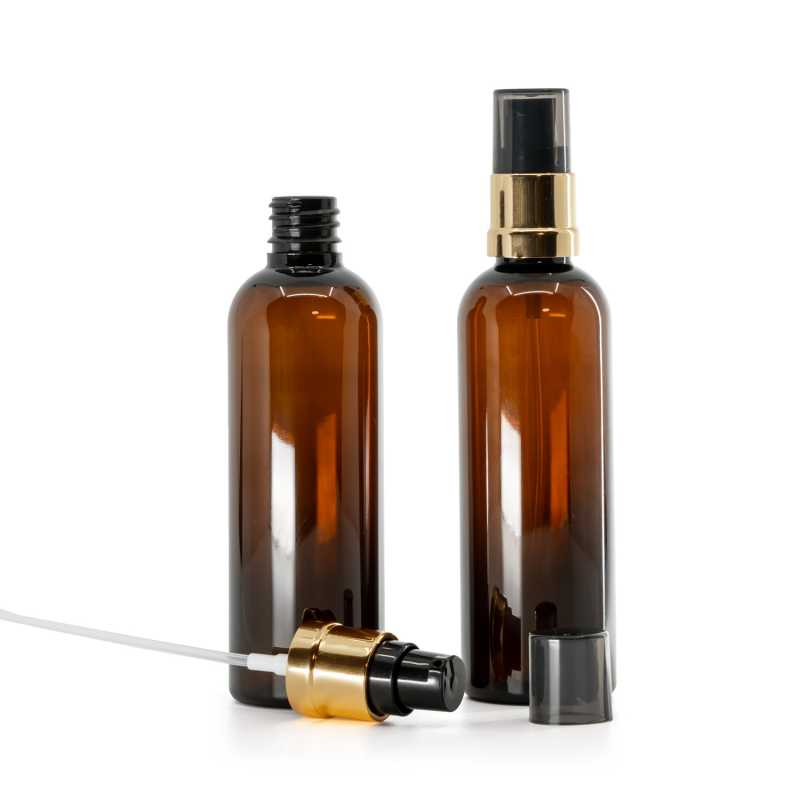 Braunes Kunststofffläschchen, glänzende schwarz-goldene Pumpe mit rauchfarbener Überkappe, 100 ml