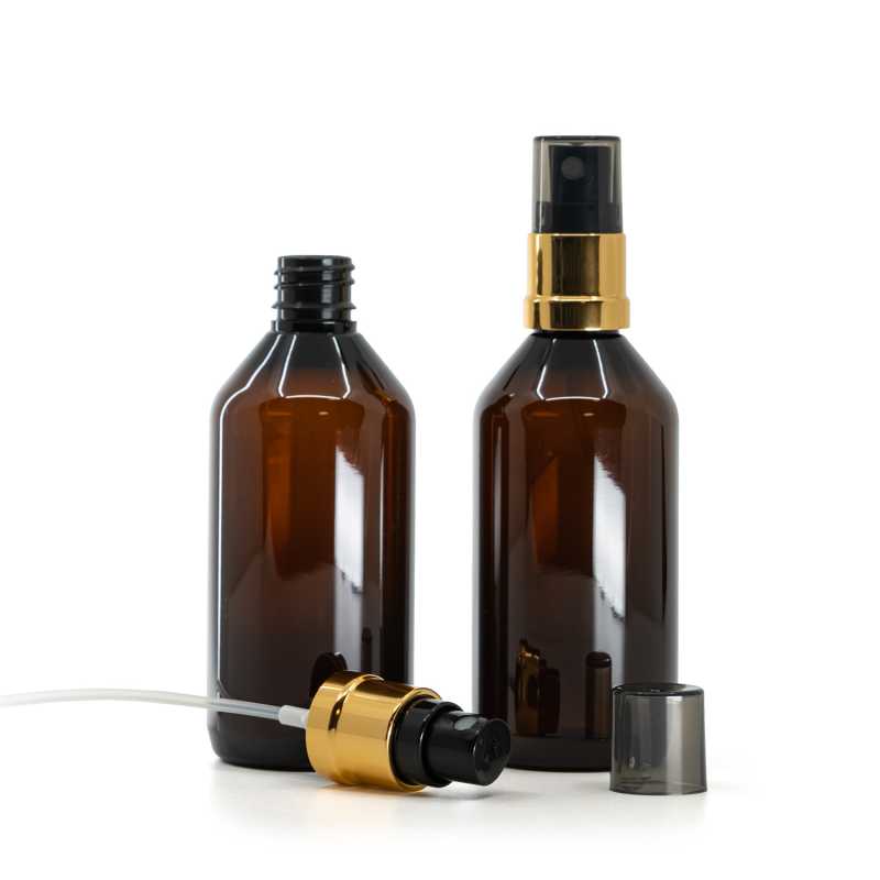 Braune Kunststoffflasche, schwarz-goldener Zerstäuber, rauchfarbene Überkappe, 115 ml
