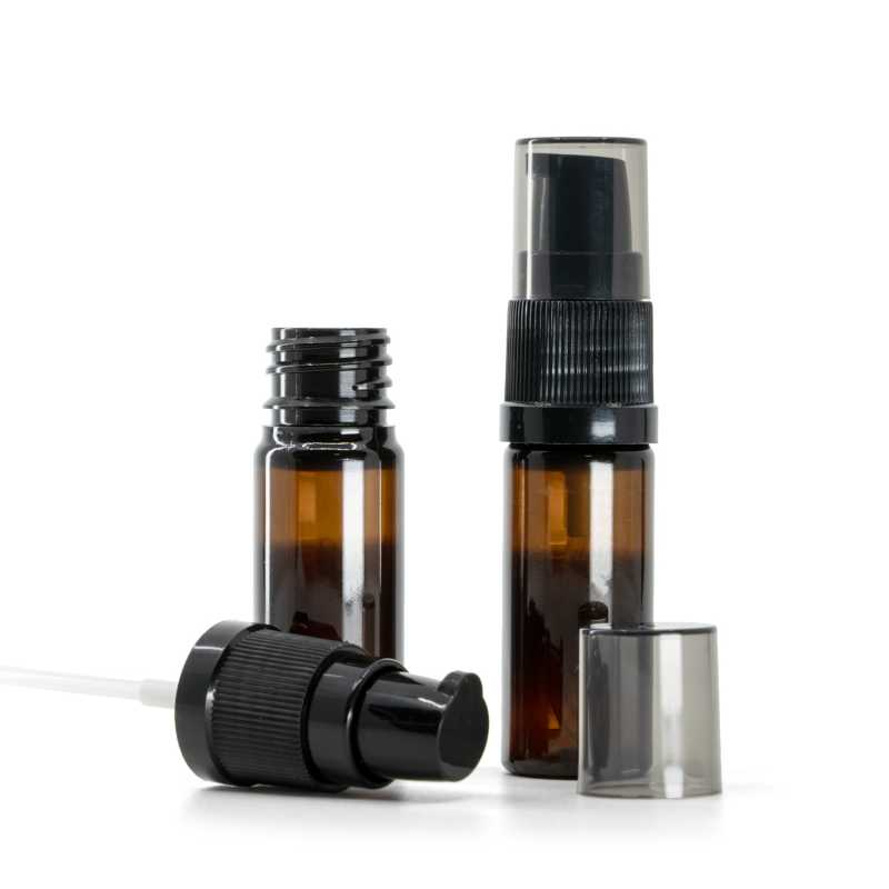 Bernsteinfarbene Kunststoffflasche, schwarze Lotion-Pumpe mit rauchfarbenem Überkappen, 10 ml