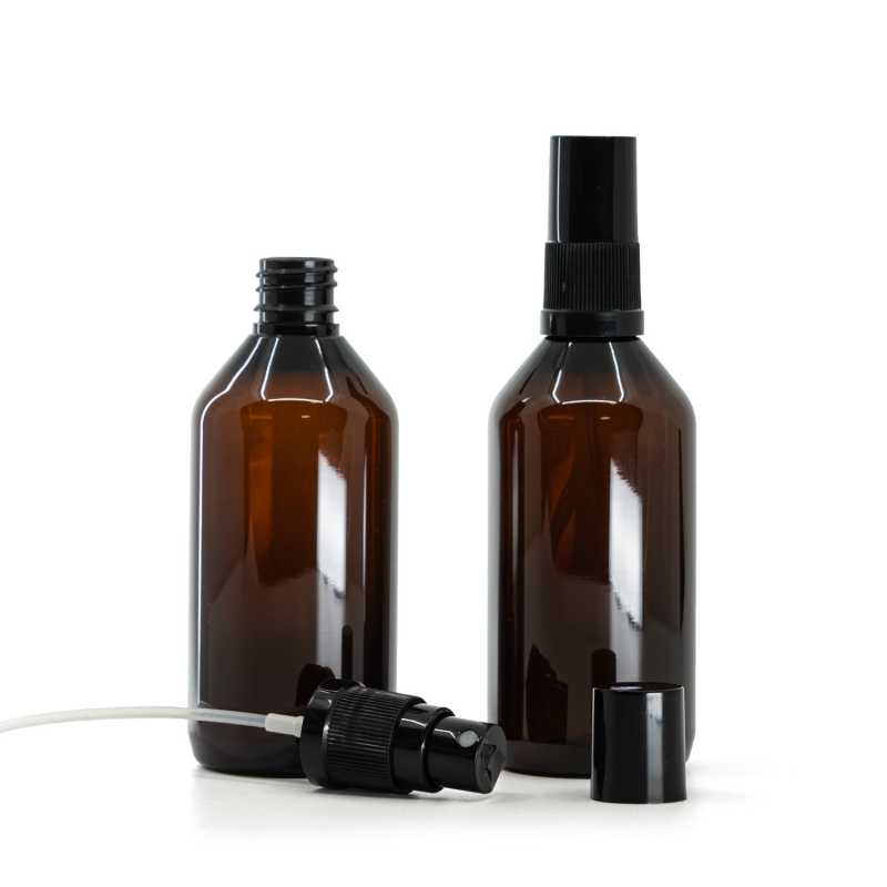 Bernsteinfarbene Kunststoffflasche, schwarzer Feinnebelzerstäuber, schwarzer Überkappe, 115 ml