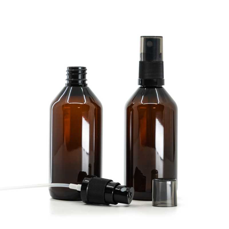 Braune Kunststoffflasche, schwarzer Sprühzerstäuber, rauchfarbene Überkappe, 115 ml