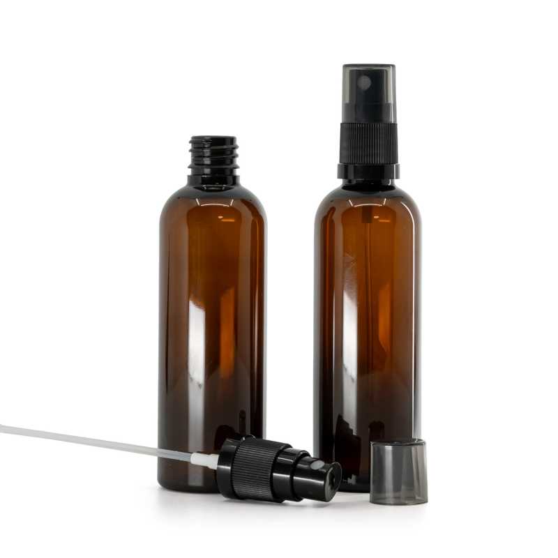 Bernsteinfarbene Kunststoffflasche, schwarzer Feinnebelzerstäuber, rauchfarbener Überkappe, 100 ml