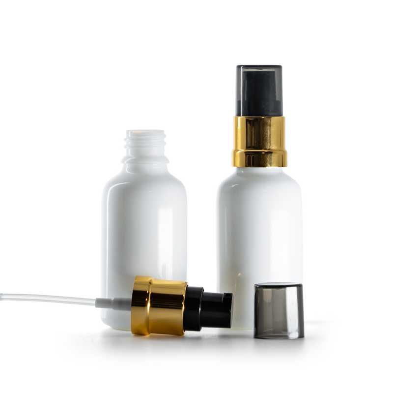 Weiße Glasfläschchen, glänzende schwarz-goldene Pumpe mit rauchfarbener Überkappe, 30 ml