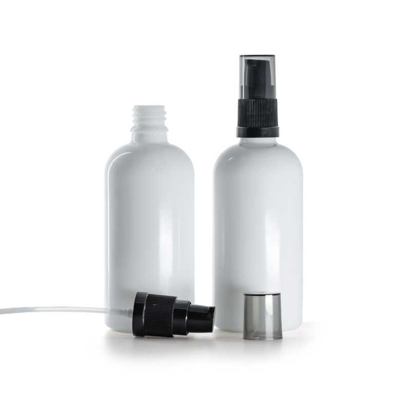 Weiße Glasflasche, schwarzer Spenderaufsatz, rauchgraue Überkappe, 100 ml