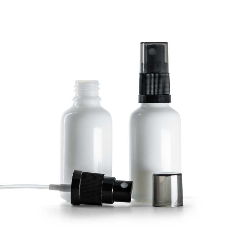 Weiße Glasflasche mit schwarzem Feinsprühkopf und rauchfarbener Kappe, 30 ml