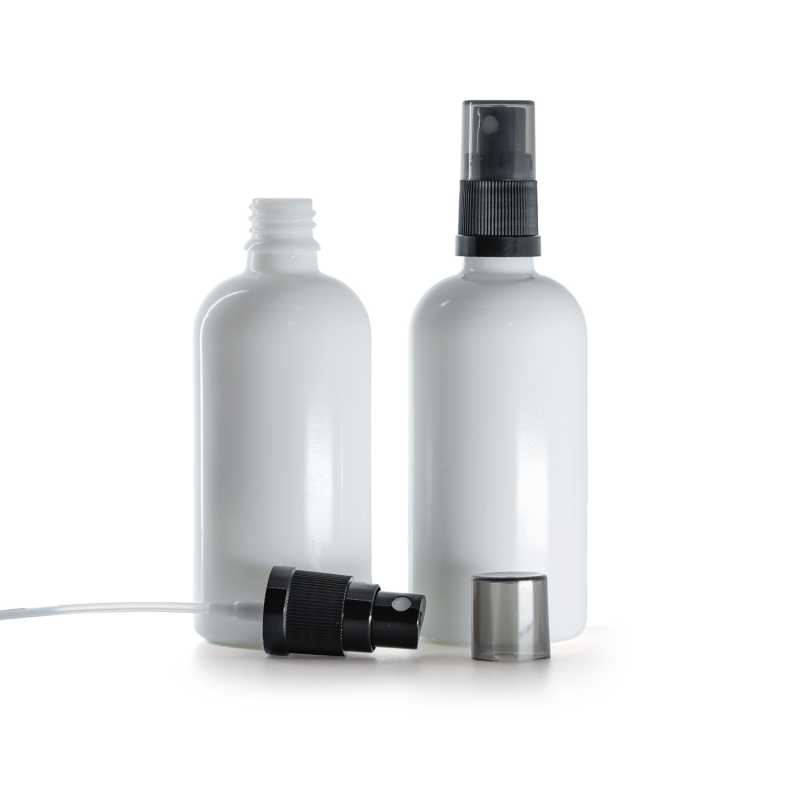 Weißes Glasfläschchen, schwarzer Sprühzerstäuber, rauchfarbene Überkappe, 100 ml