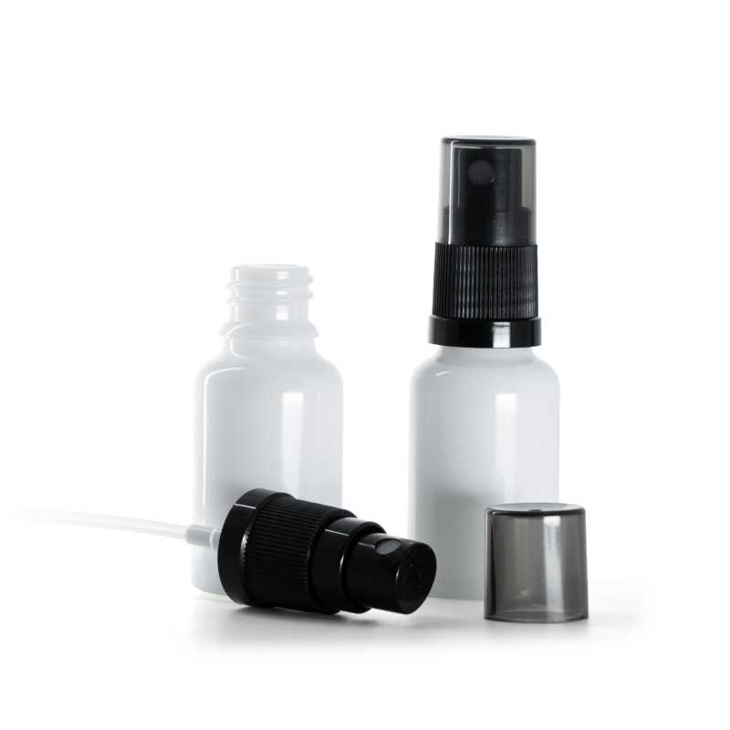 Weißes Glasfläschchen, schwarzer Sprühzerstäuber mit rauchfarbener Überkappe, 15 ml