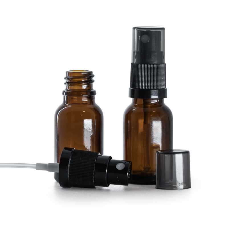 Braunes Glasfläschchen, schwarzer Sprühzerstäuber, rauchfarbene Überkappe, 15 ml