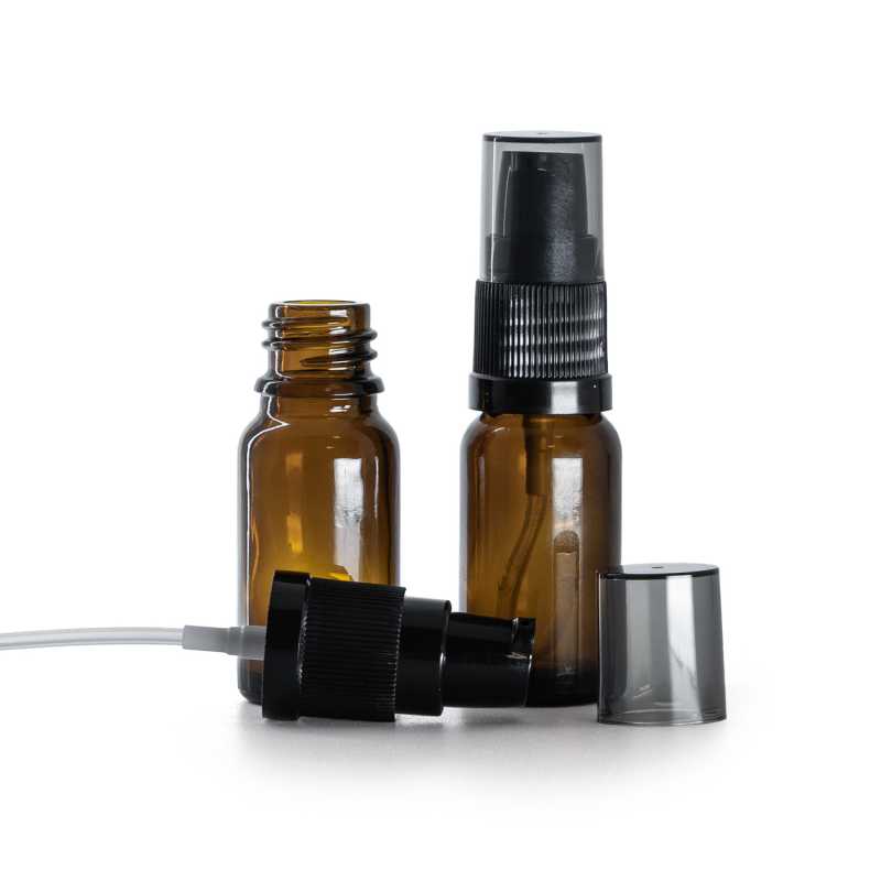 Braunglasflasche, schwarze Lotion-Pumpe mit rauchfarbener Kappe, 10 ml