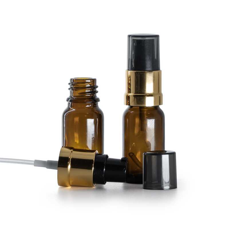 Braunes Glasfläschchen, schwarz-goldene glänzende Pumpe mit rauchfarbener Überkappe, 10 ml