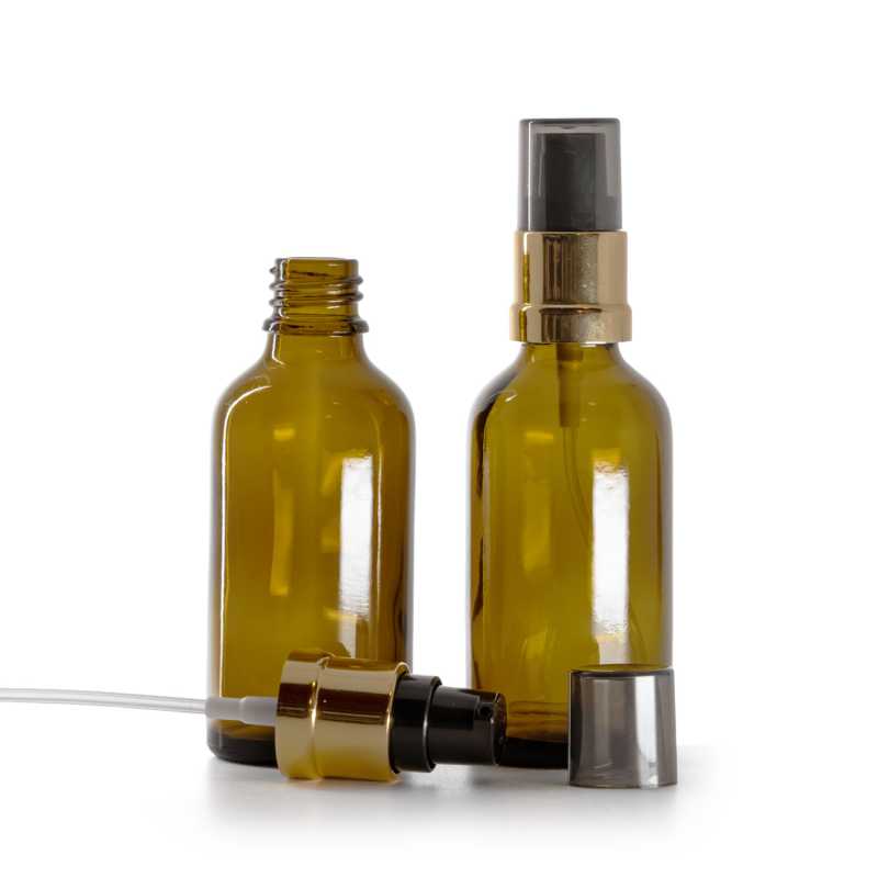Braunes Glasfläschchen, glänzende schwarz-goldene Pumpe mit rauchfarbener Überkappe, 50 ml