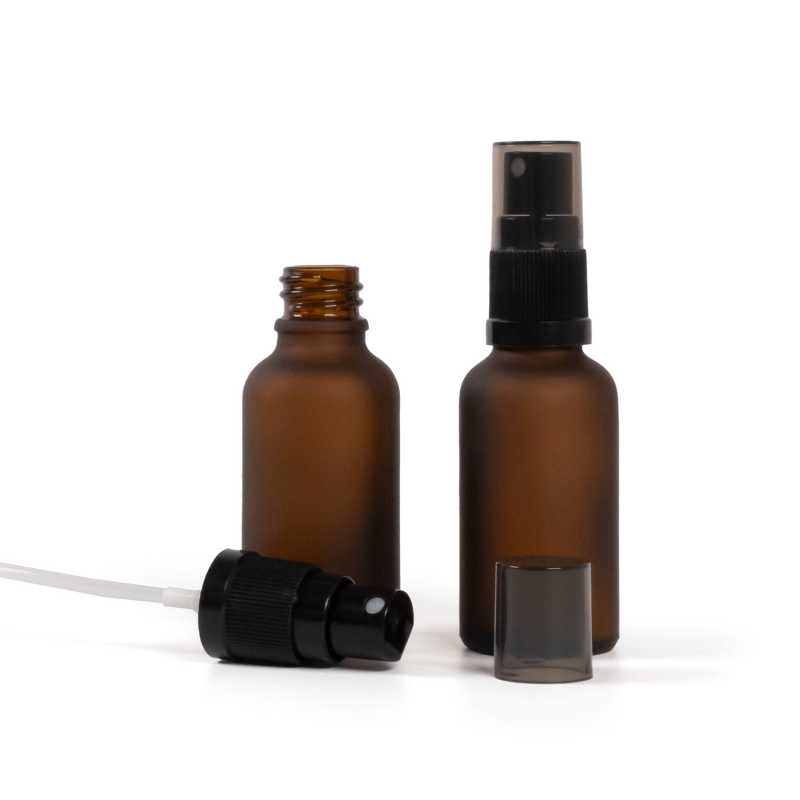 Bernsteinfarbene Mattglasflasche, schwarzer Feinnebelzerstäuber, rauchfarbener Überkappe, 30 ml