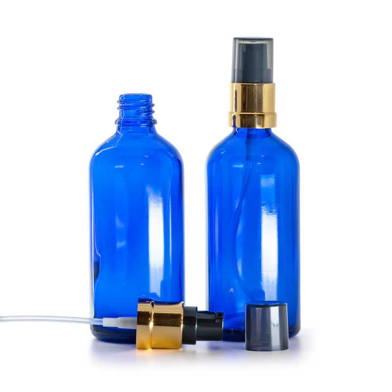 Blaues Glasfläschchen, glänzender schwarz-goldener Spender mit rauchfarbener Überkappe, 100 ml