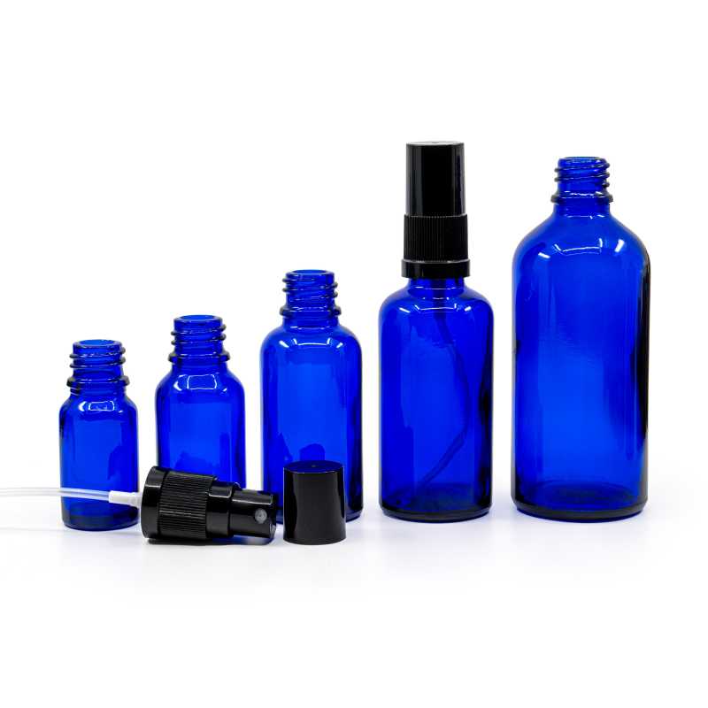 Blaue Glasflasche, schwarzer Feinzerstäuber, schwarzer Überkappe, 50 ml