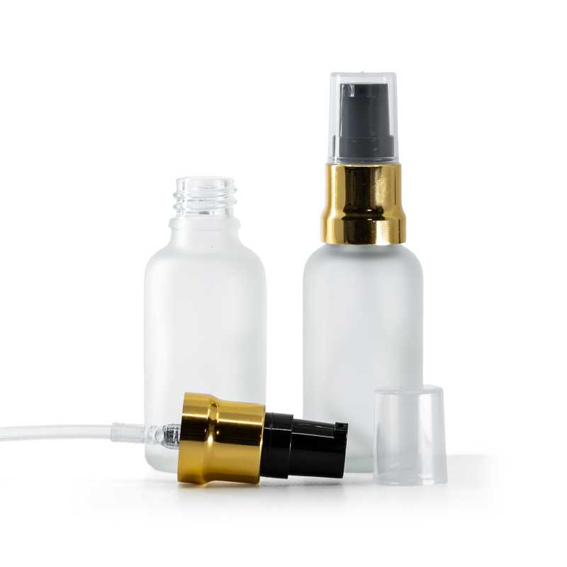 Flasche aus klarem Milchglas, glänzende gold-schwarze Pumpe mit klarer Überkappe, 30 ml