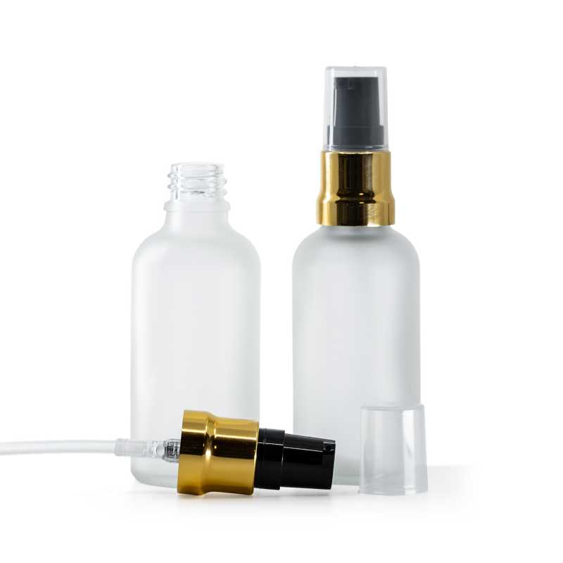 Flasche aus klarem Milchglas, glänzende gold-schwarze Pumpe mit klarer Überkappe, 50 ml