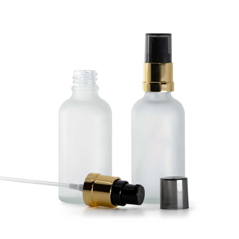 Glasfläschchen, transparent matt, schwarz-goldene glänzende Pumpe mit rauchfarbener Überkappe, 50 ml
