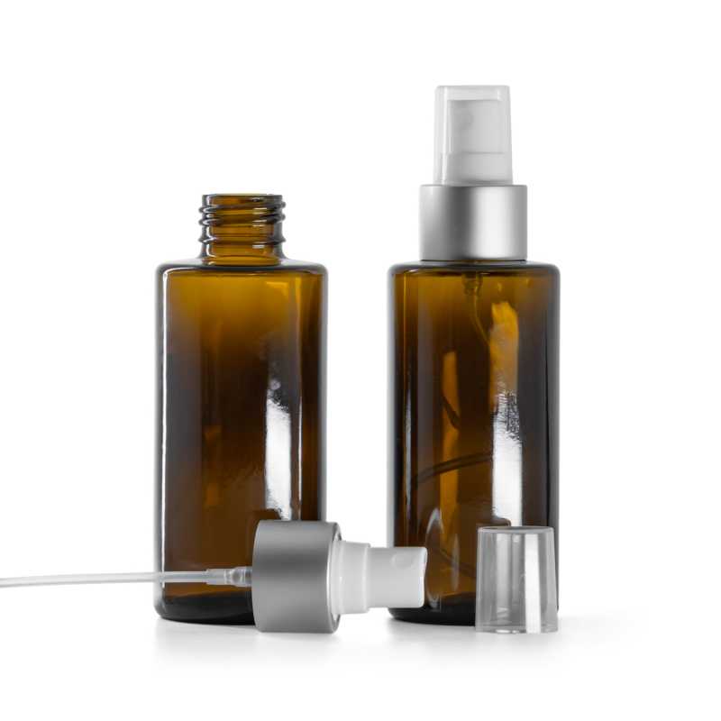 Braunglasflasche, gerader Hals, 24 mm, weißer Sprühaufsatz mit matter silberner Hülse, 100 ml