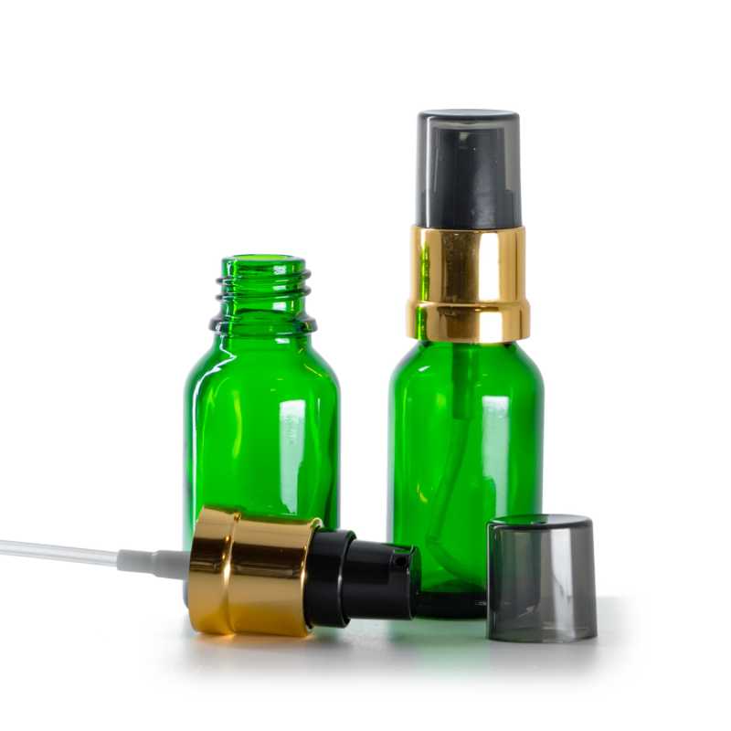 Grünes Glasfläschchen, schwarz-goldene glänzende Pumpe mit rauchfarbener Überkappe, 15 ml