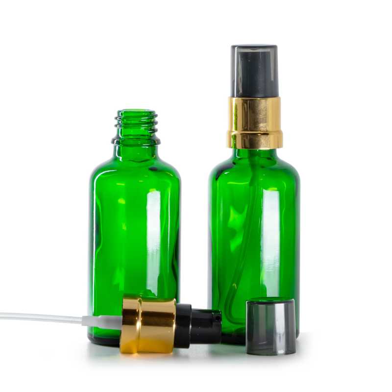 Grünes Glasfläschchen, glänzender schwarz-goldener Dispenser mit rauchfarbener Überkappe, 50 ml