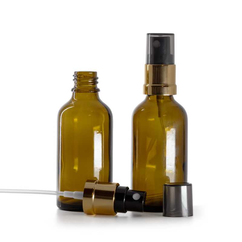 Braunglasflasche, gold-schwarzer Sprühkopf, rauchfarbener Überkappe, 50 ml
