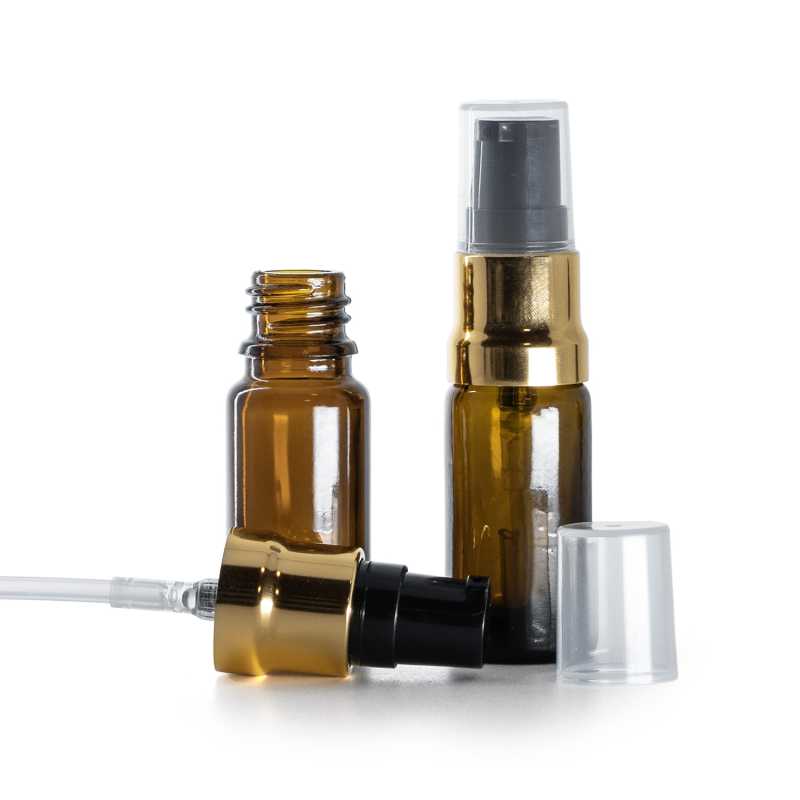 Bernsteinglasflasche, Typ B, schlank, glänzende gold-schwarze Pumpe mit klarer Überkappe, 10 ml