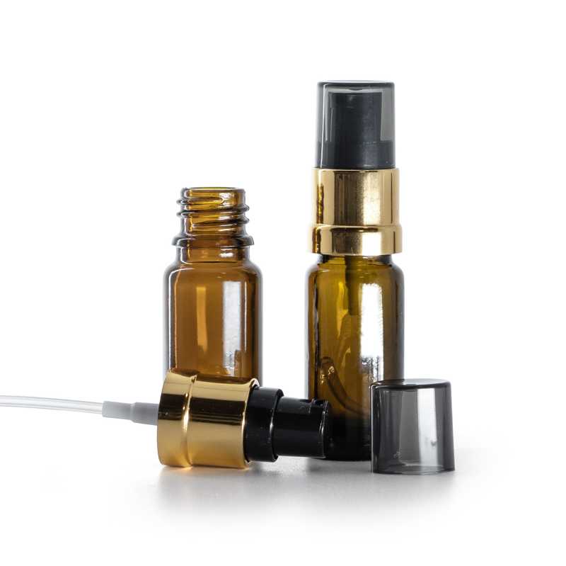 Braune Glasflasche Typ B, schlank, glänzende schwarz‑goldene Pumpe mit rauchfarbener Überkappe, 10 m