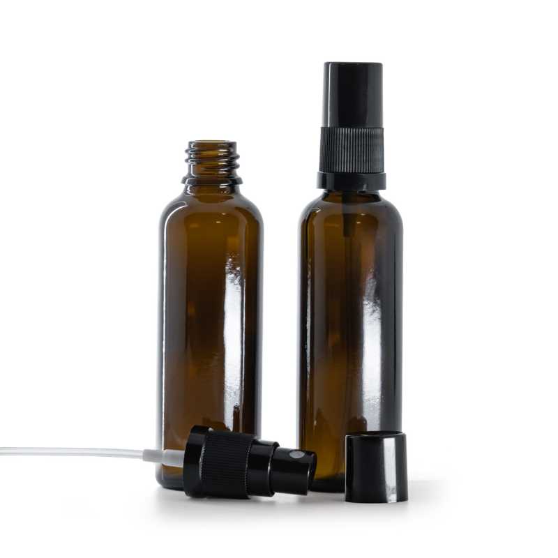 Braunglasflasche, schlank, schwarzer Sprüher für feinen Nebel, schwarzer Überkappe, 50 ml