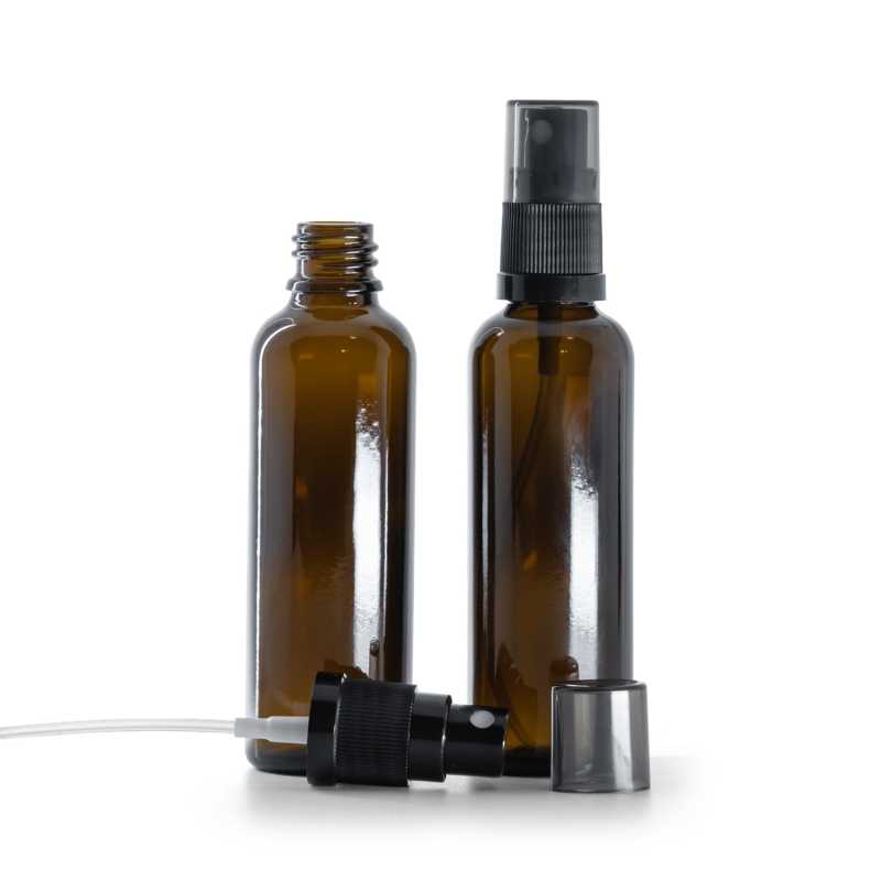 Braunglasflasche, schlank, schwarzer Sprüher für feinen Nebel, rauchfarbener Überkappe, 50 ml